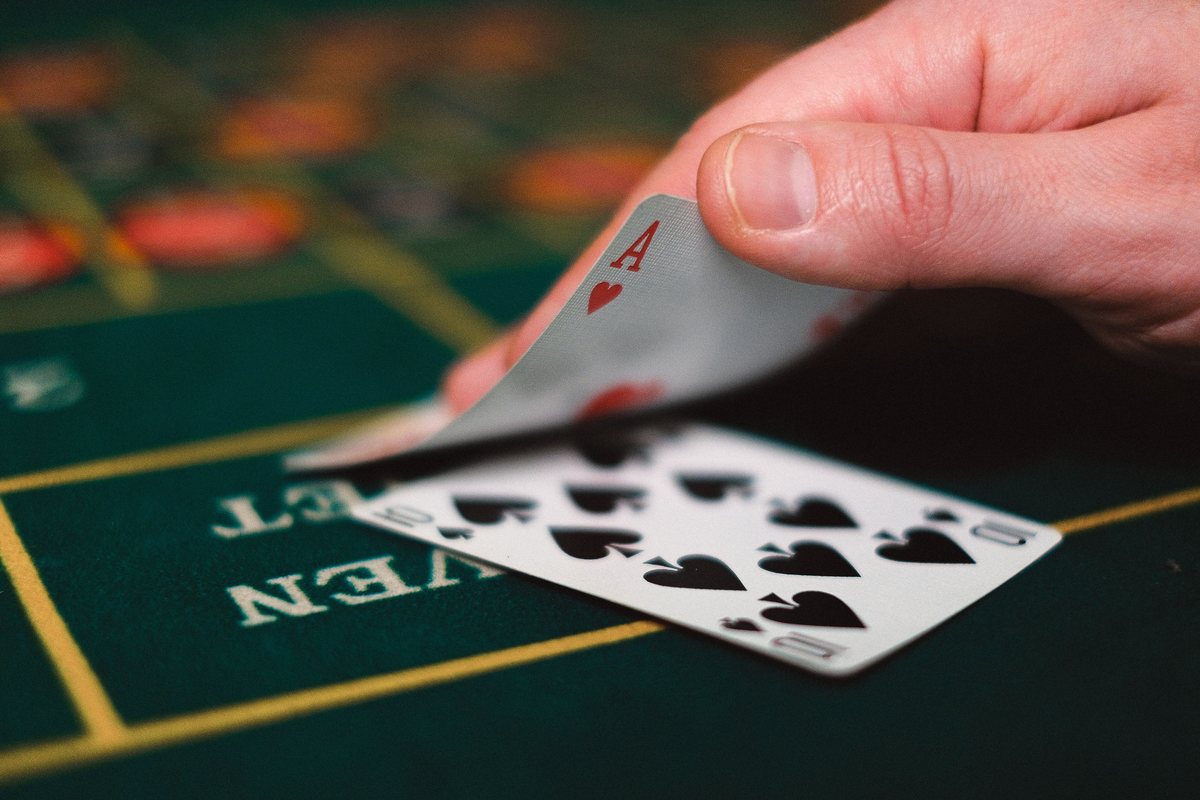 Table de black-jack, cartes et jetons en jeu