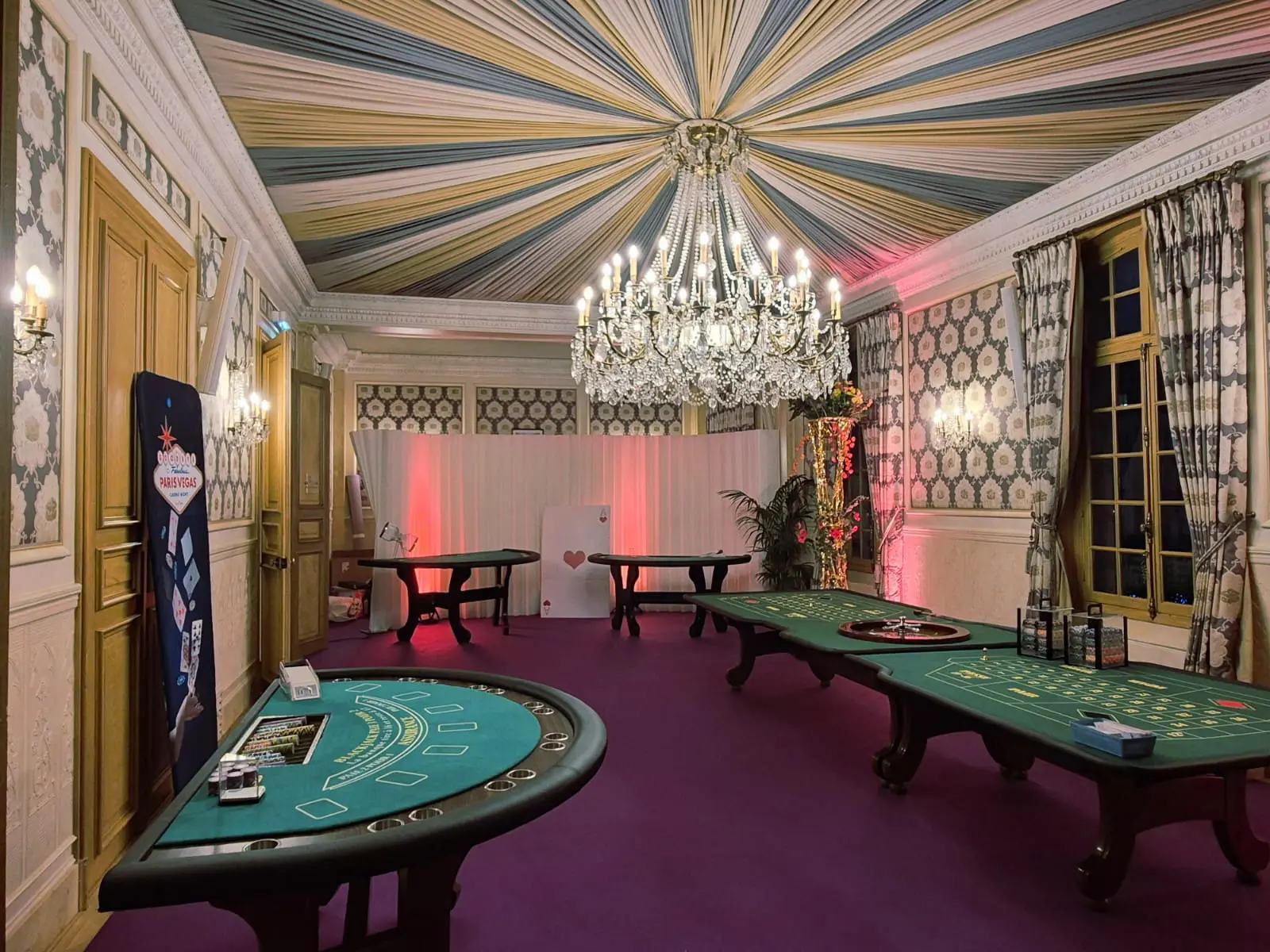 Salon de réception équipé de tables de black-jack et de roulette
