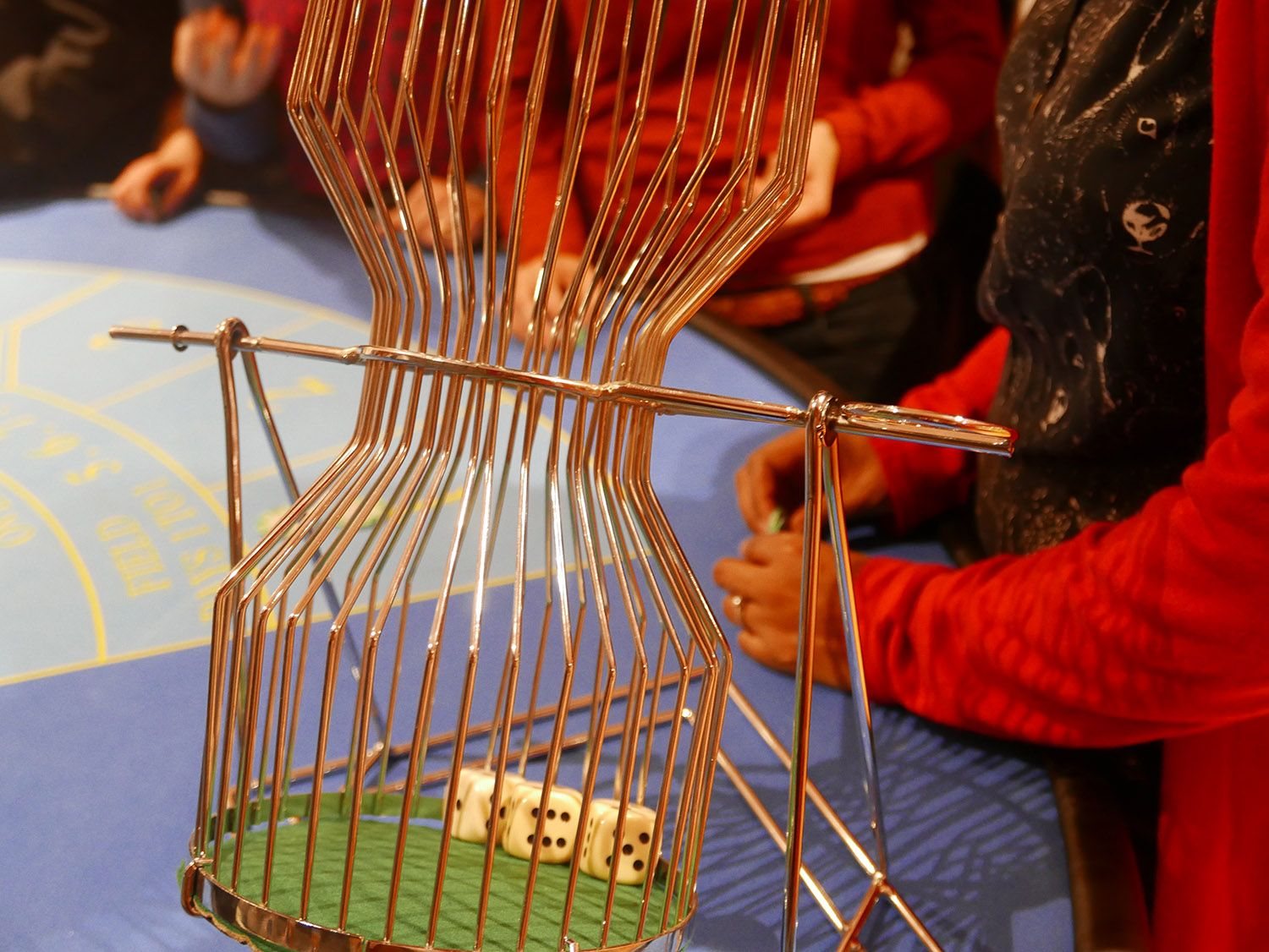Cage à dés du chuck a luck sur sa table