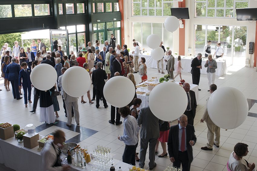 Cocktail d'entreprise dans une salle de réception