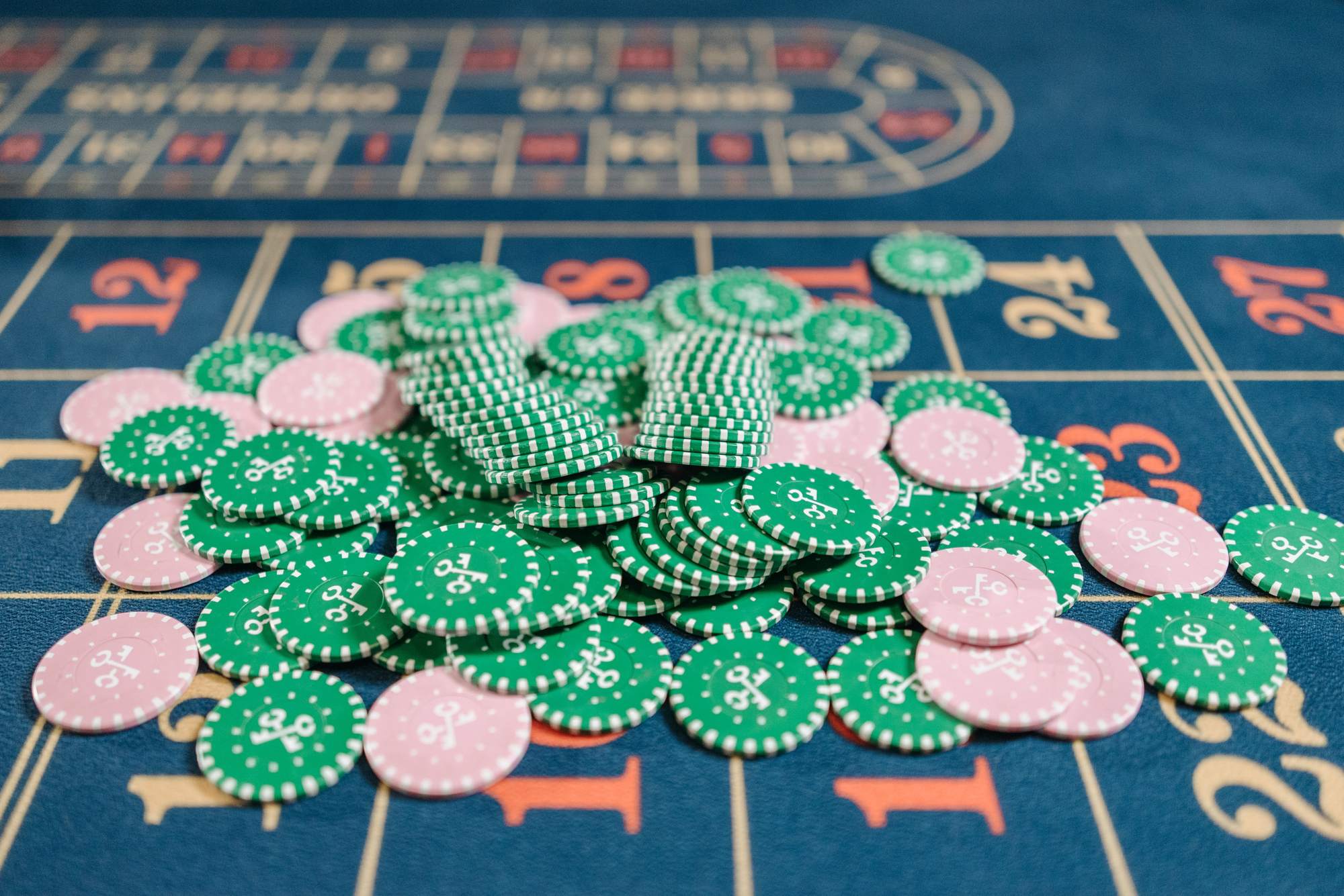 Jetons de jeu posés sur un tapis de roulette