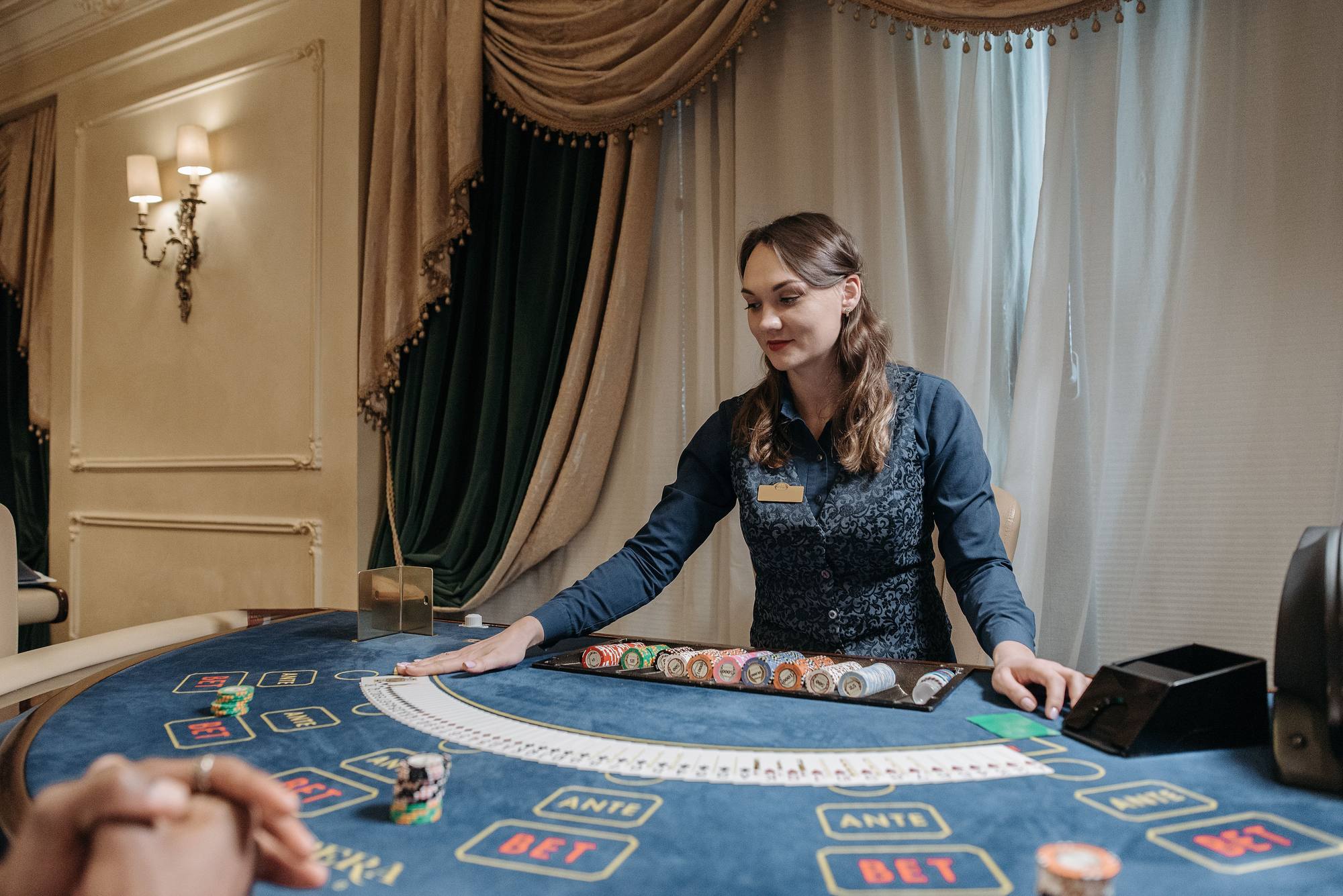 Croupière à la table d'ultimate poker