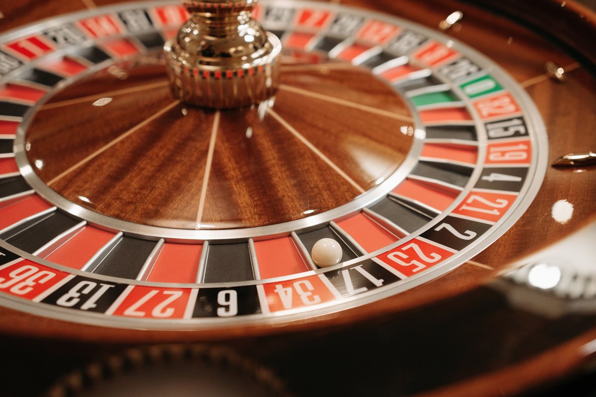 Table de roulette anglaise avec ses joueurs